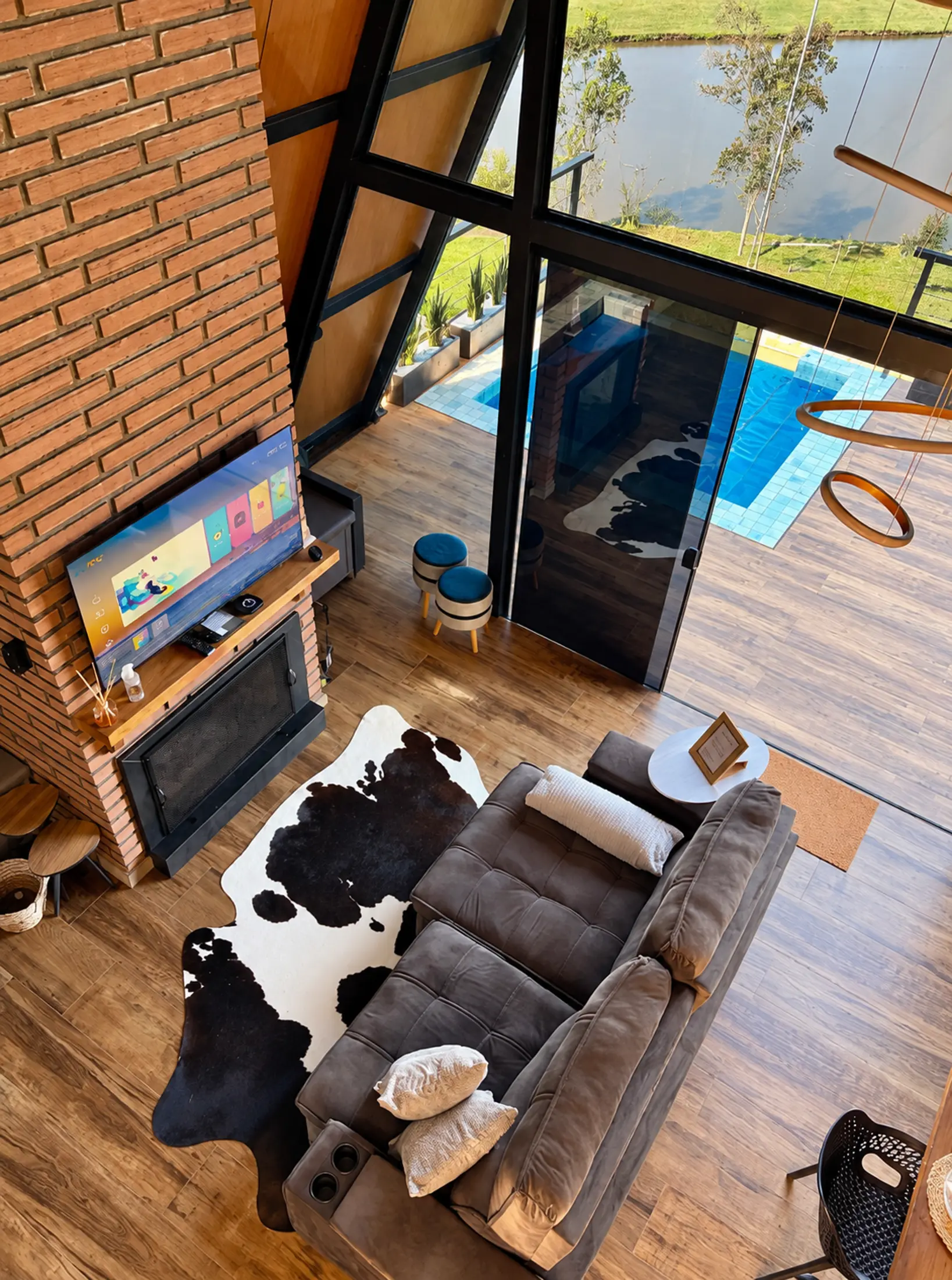 Interior acolhedor da cabana com vista para a natureza