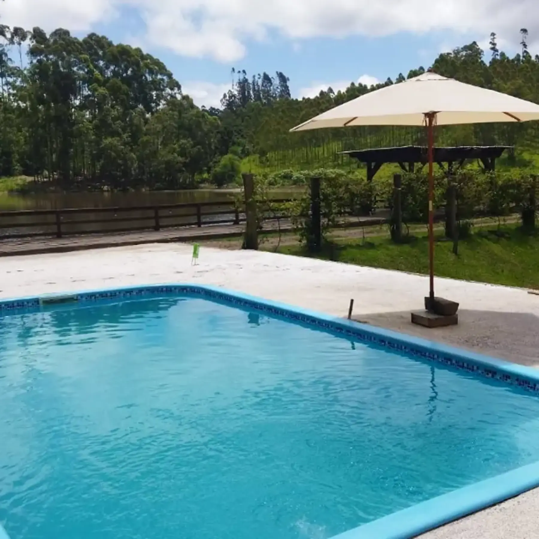Piscina com vista para a paisagem